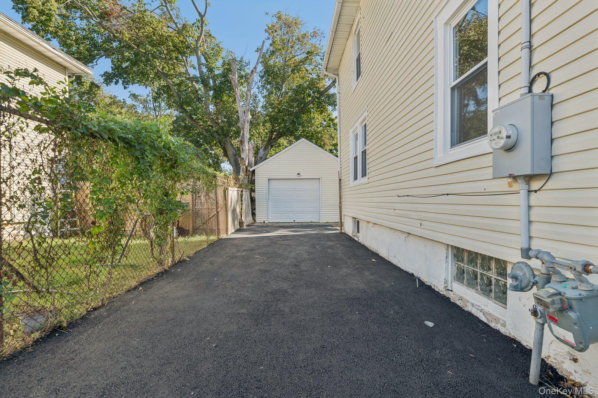 18 Lockwood Road, Bay Shore, NY 11706