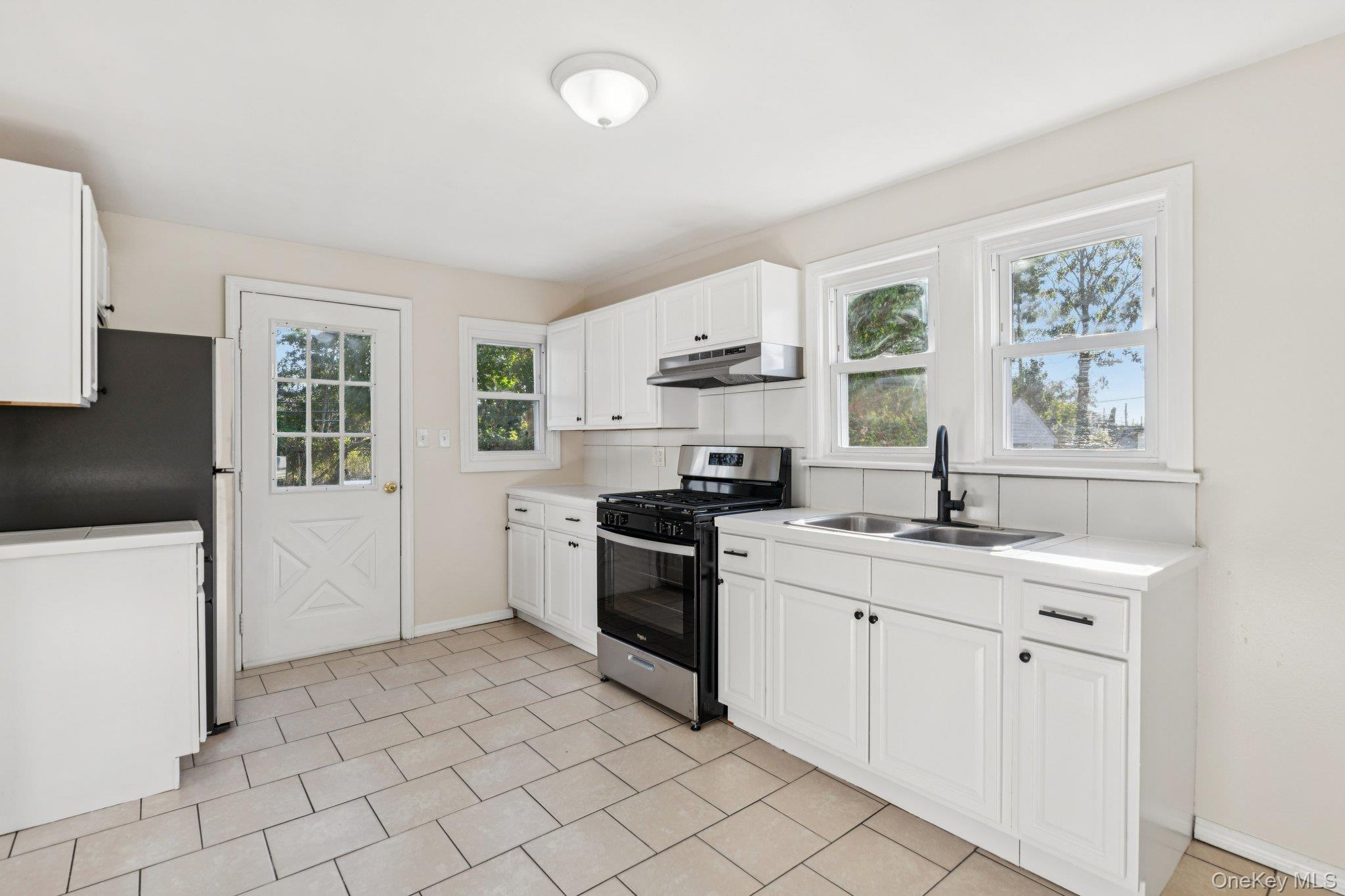 18 Lockwood Road, Bay Shore, NY 11706