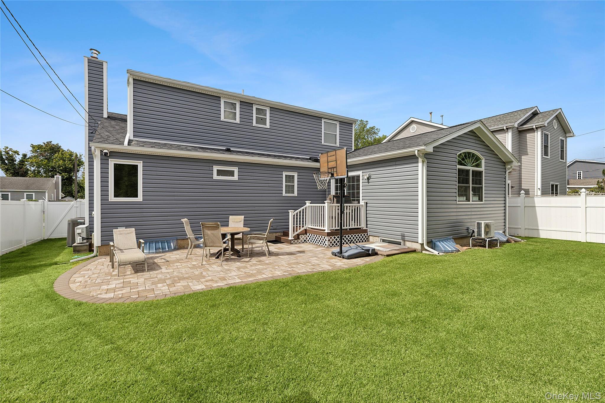 14 Hollyberry Road, Plainview, NY 11803