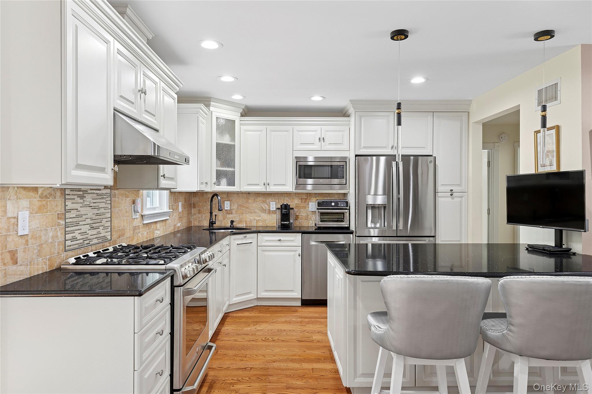 14 Hollyberry Road, Plainview, NY 11803