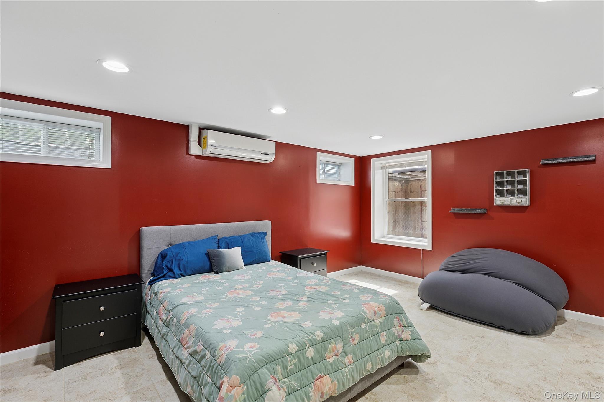 14 Hollyberry Road, Plainview, NY 11803