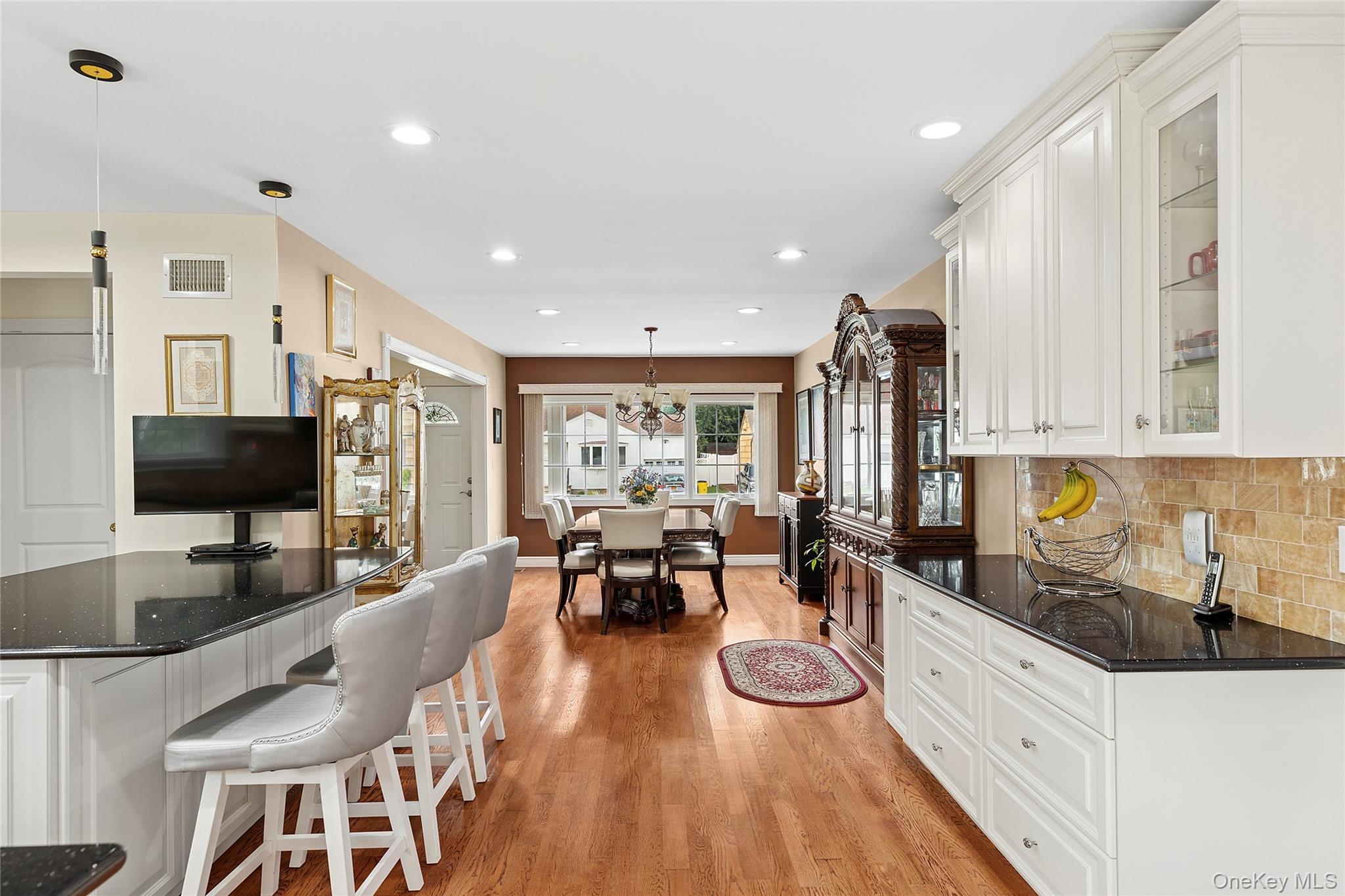 14 Hollyberry Road, Plainview, NY 11803