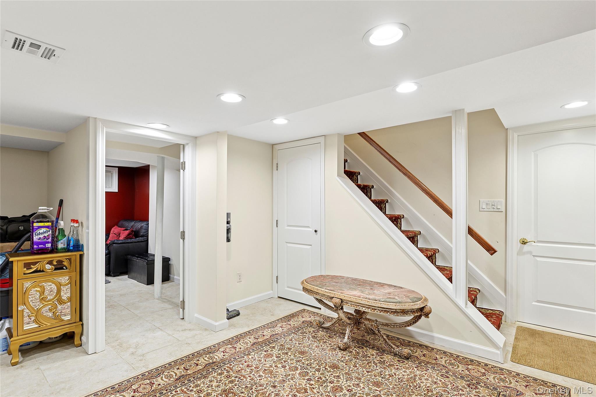 14 Hollyberry Road, Plainview, NY 11803