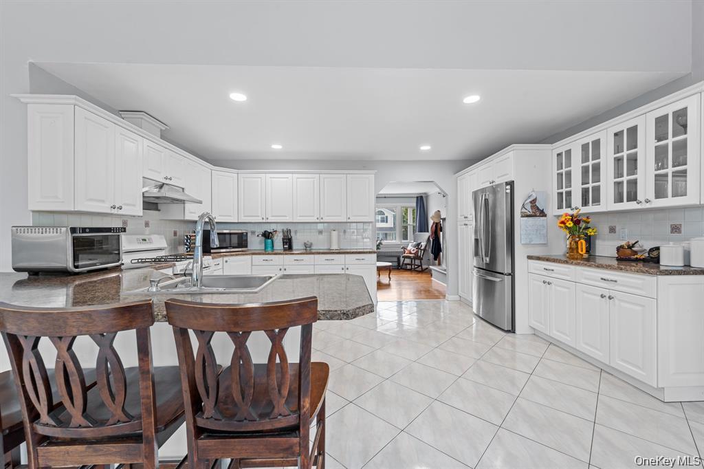 111 Cedar Oaks Avenue, Farmingville, NY 11738