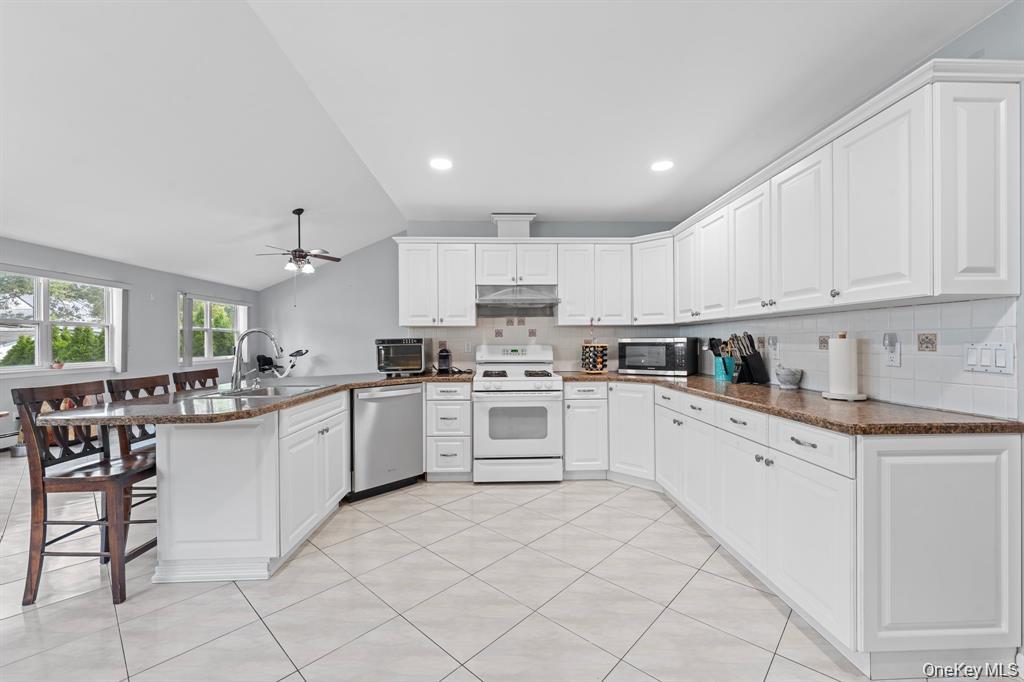 111 Cedar Oaks Avenue, Farmingville, NY 11738