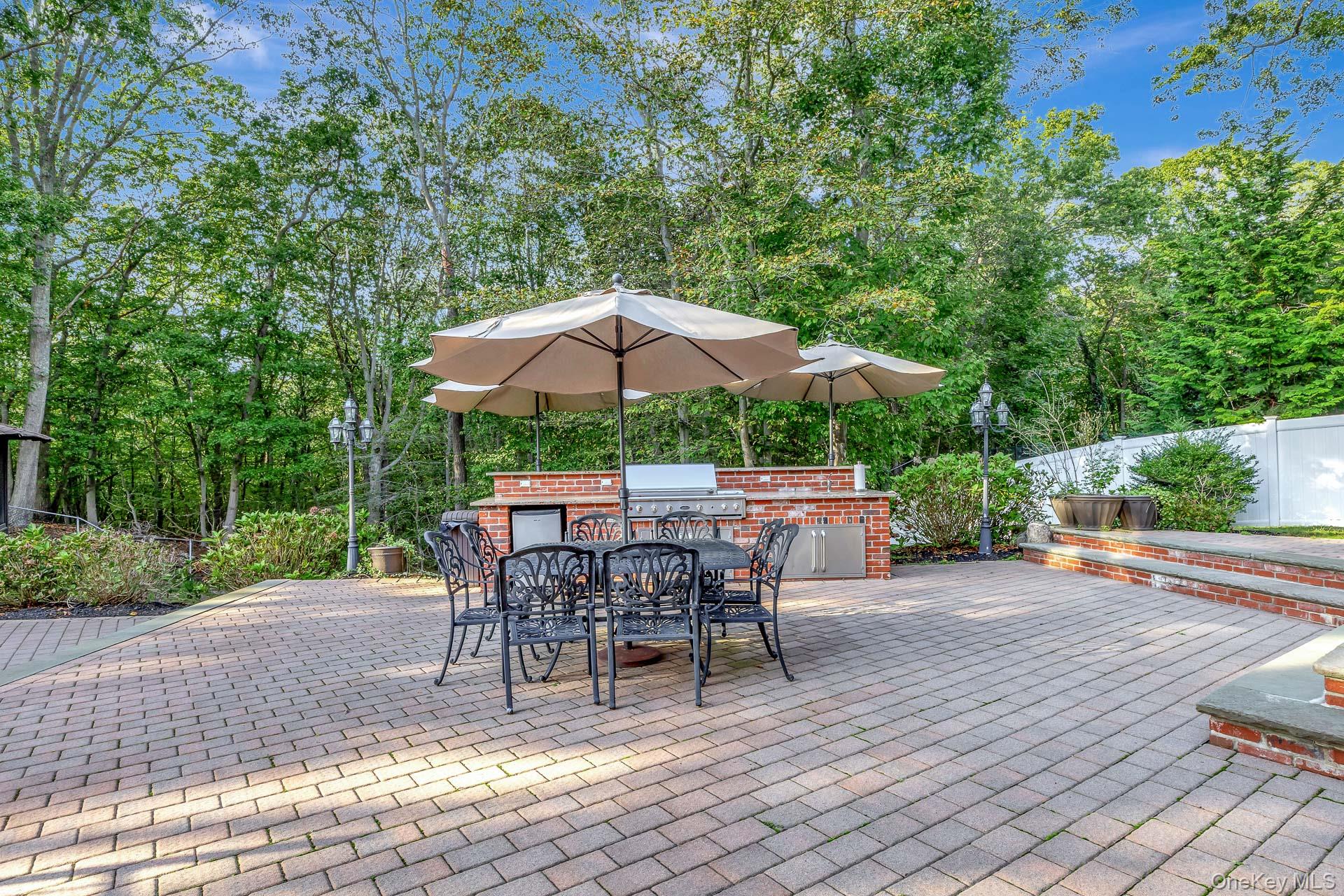 44 Twixt Hills Road, Saint James, NY 11780