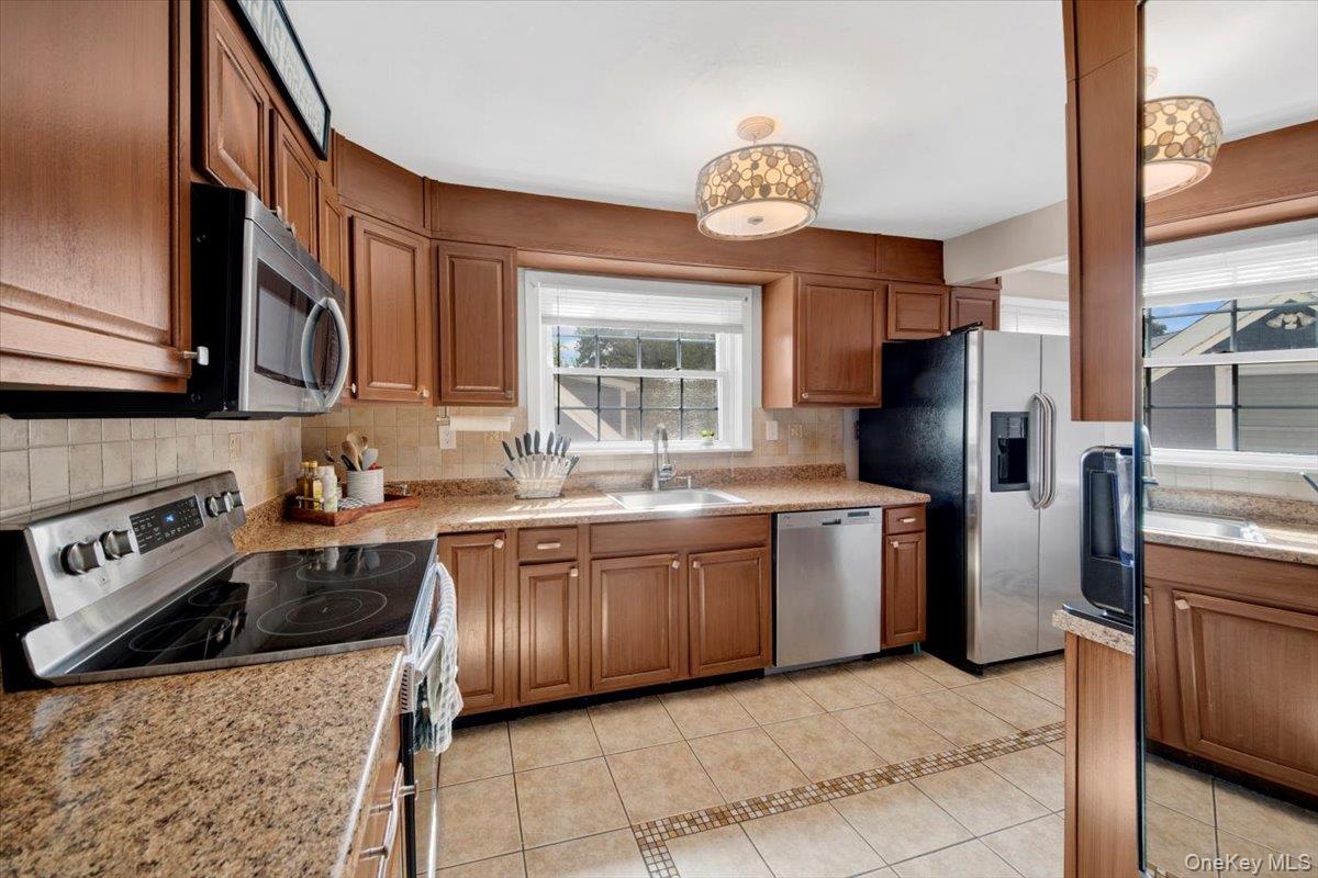 13 Sunset Hill Road, Putnam Valley, NY 10579