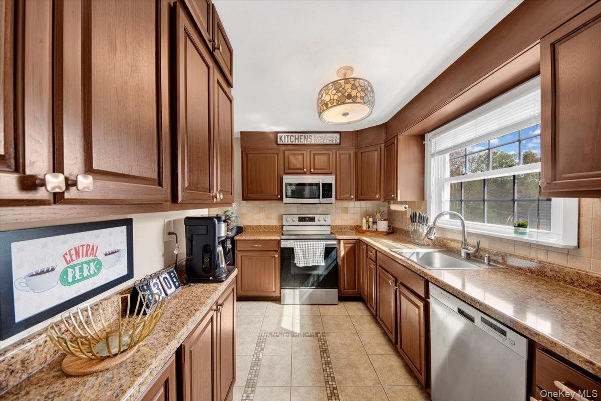 13 Sunset Hill Road, Putnam Valley, NY 10579