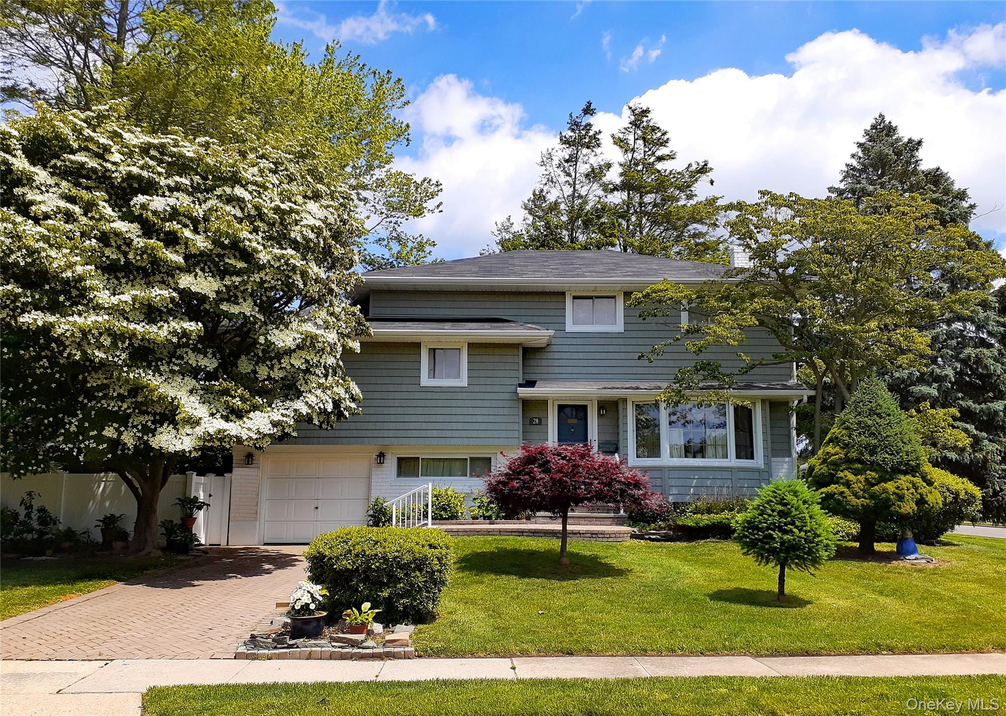 28 Halcourt Drive, Plainview, NY 11803