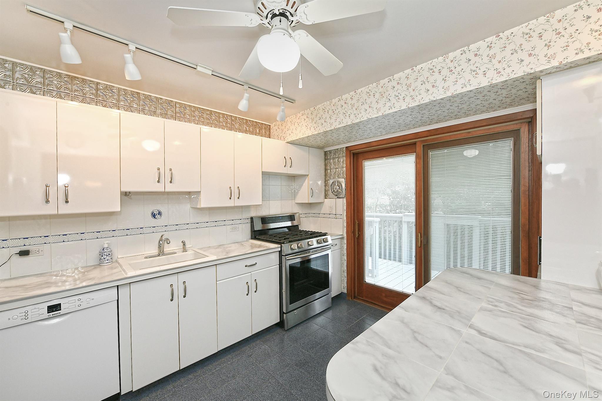 28 Halcourt Drive, Plainview, NY 11803