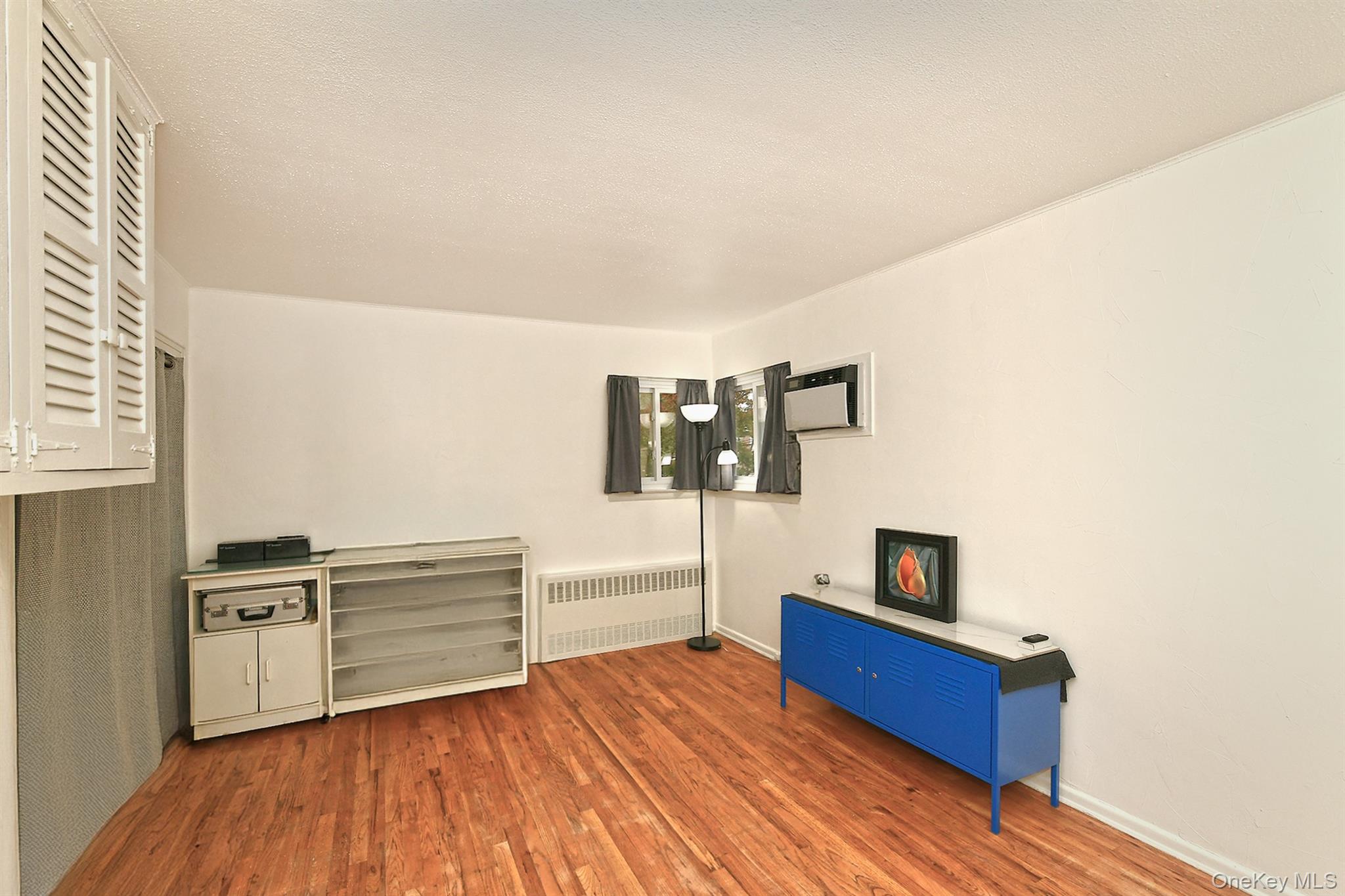 28 Halcourt Drive, Plainview, NY 11803