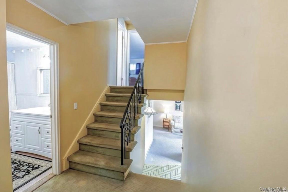 28 Halcourt Drive, Plainview, NY 11803