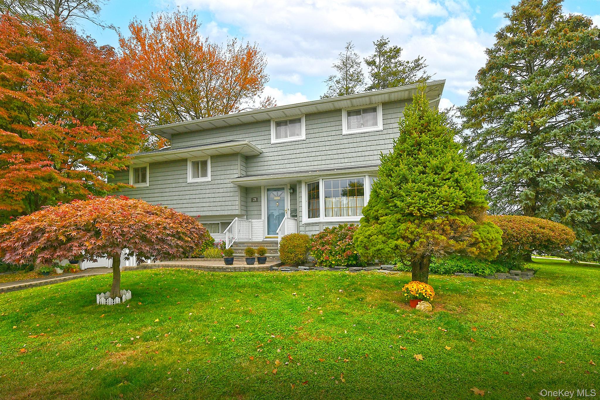 28 Halcourt Drive, Plainview, NY 11803