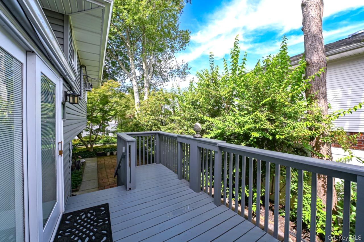 28 Halcourt Drive, Plainview, NY 11803