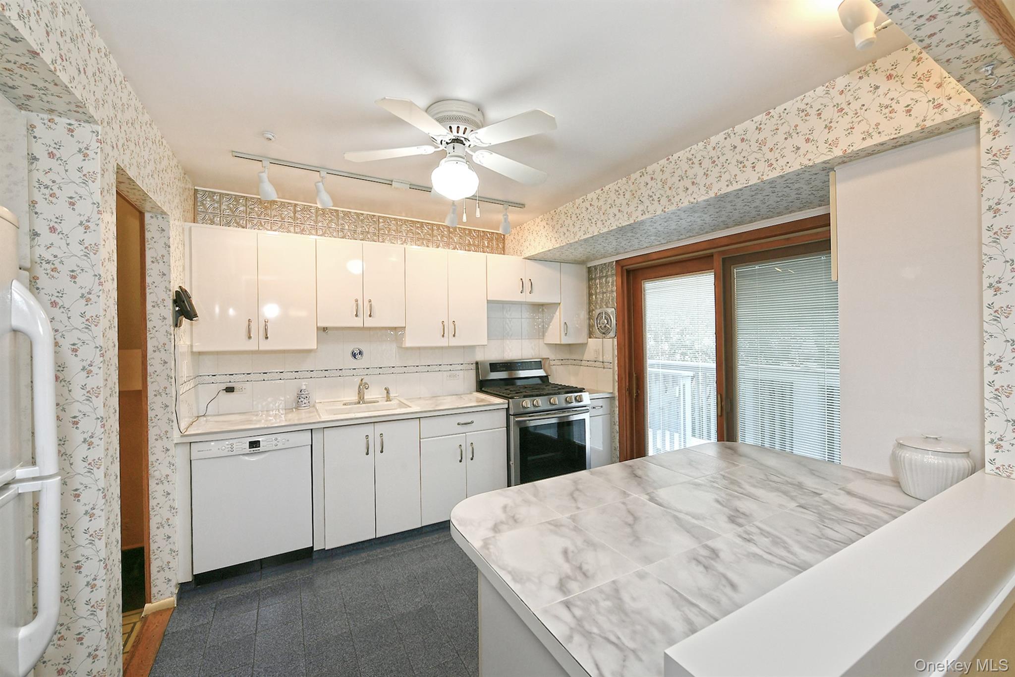 28 Halcourt Drive, Plainview, NY 11803