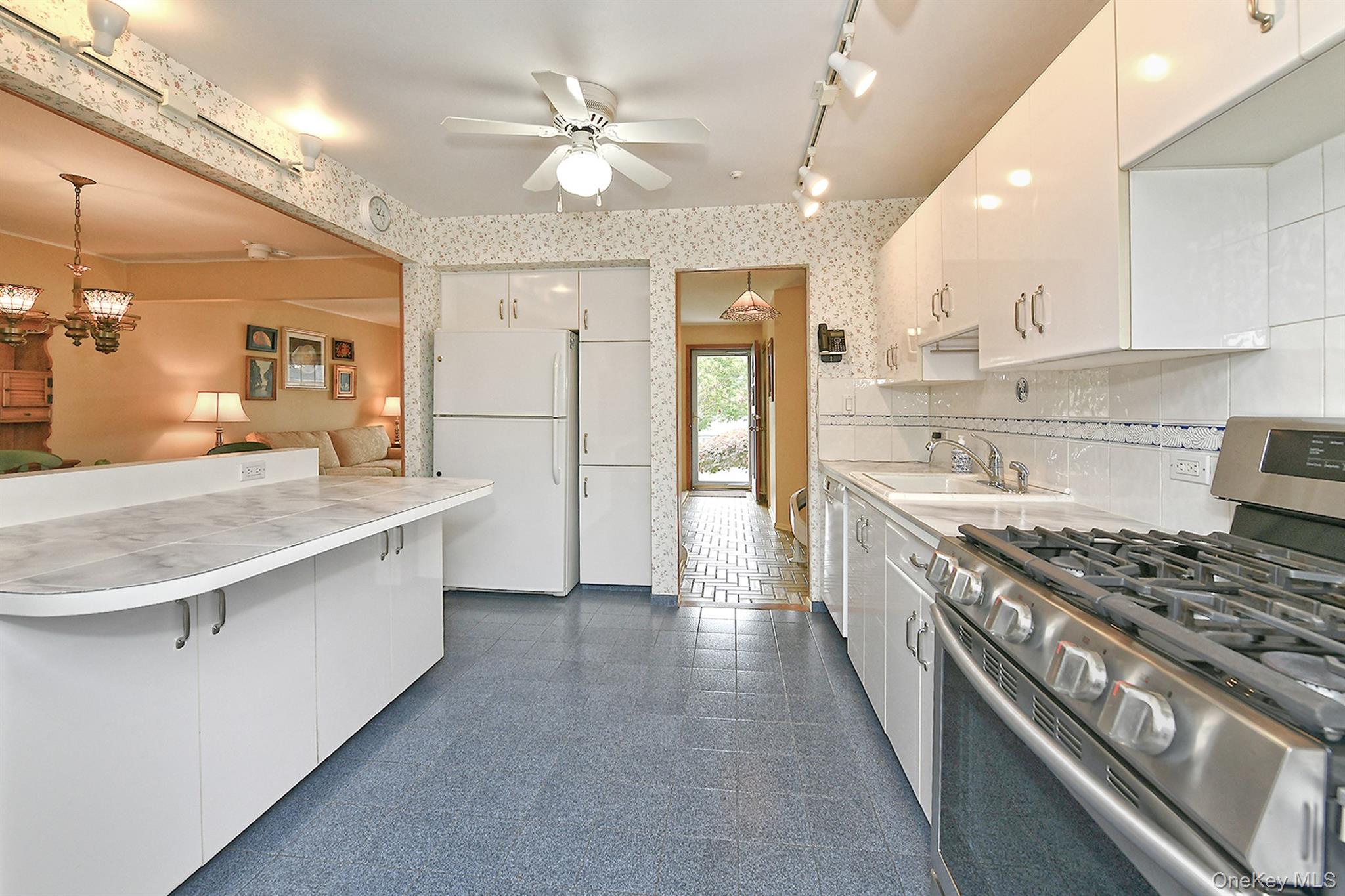 28 Halcourt Drive, Plainview, NY 11803