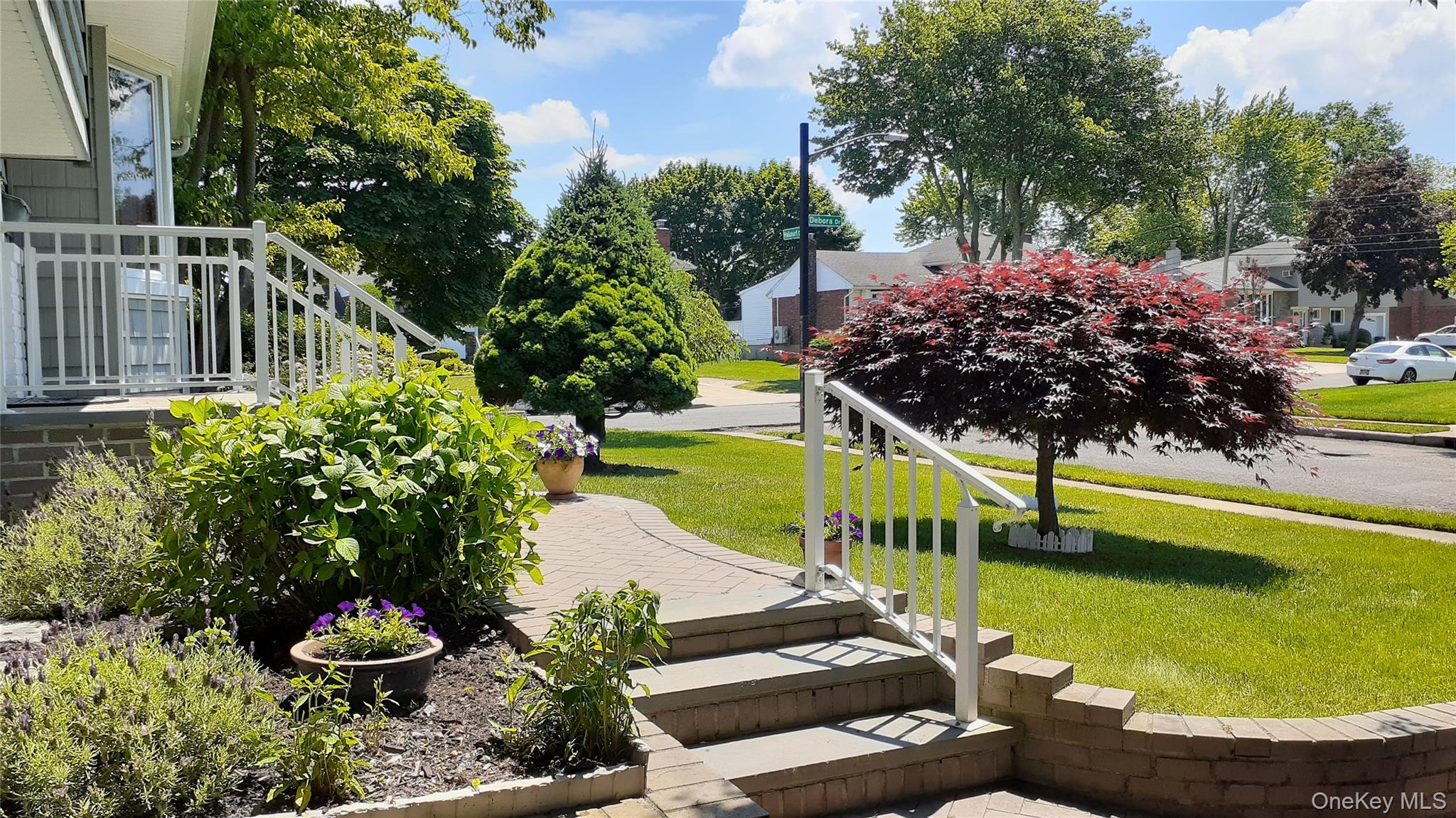 28 Halcourt Drive, Plainview, NY 11803