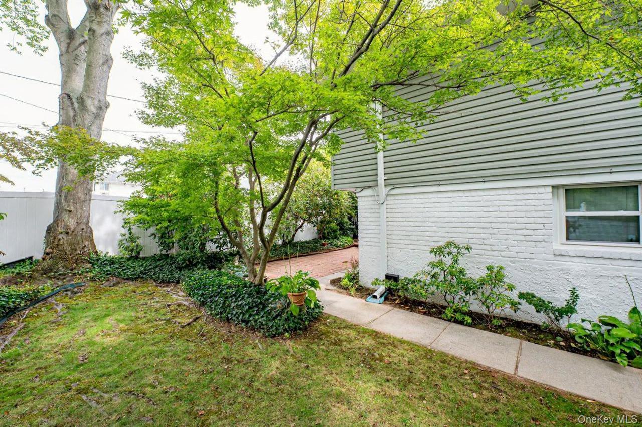 28 Halcourt Drive, Plainview, NY 11803