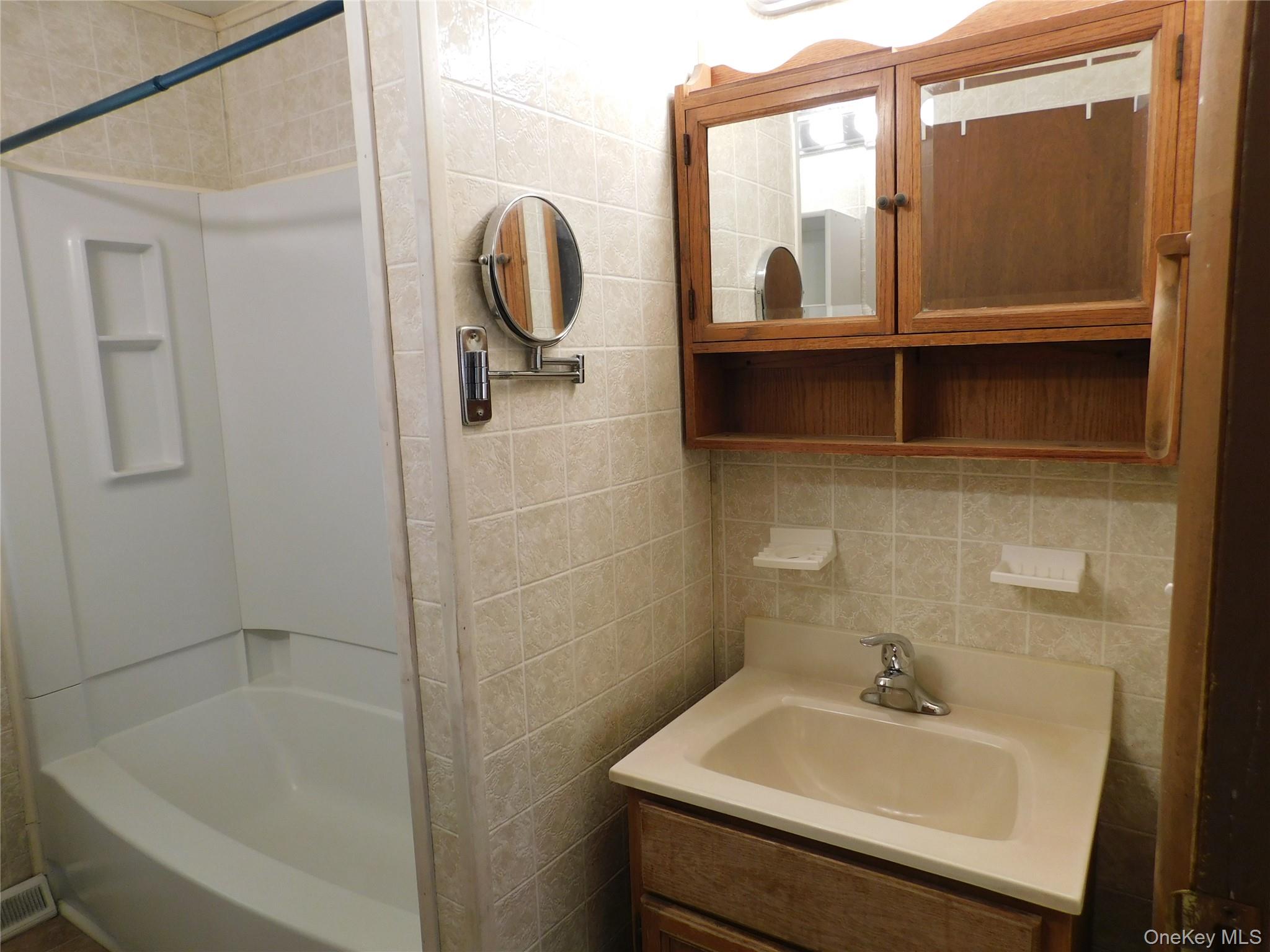 15 Dewitt St, Ellenville, NY 12428