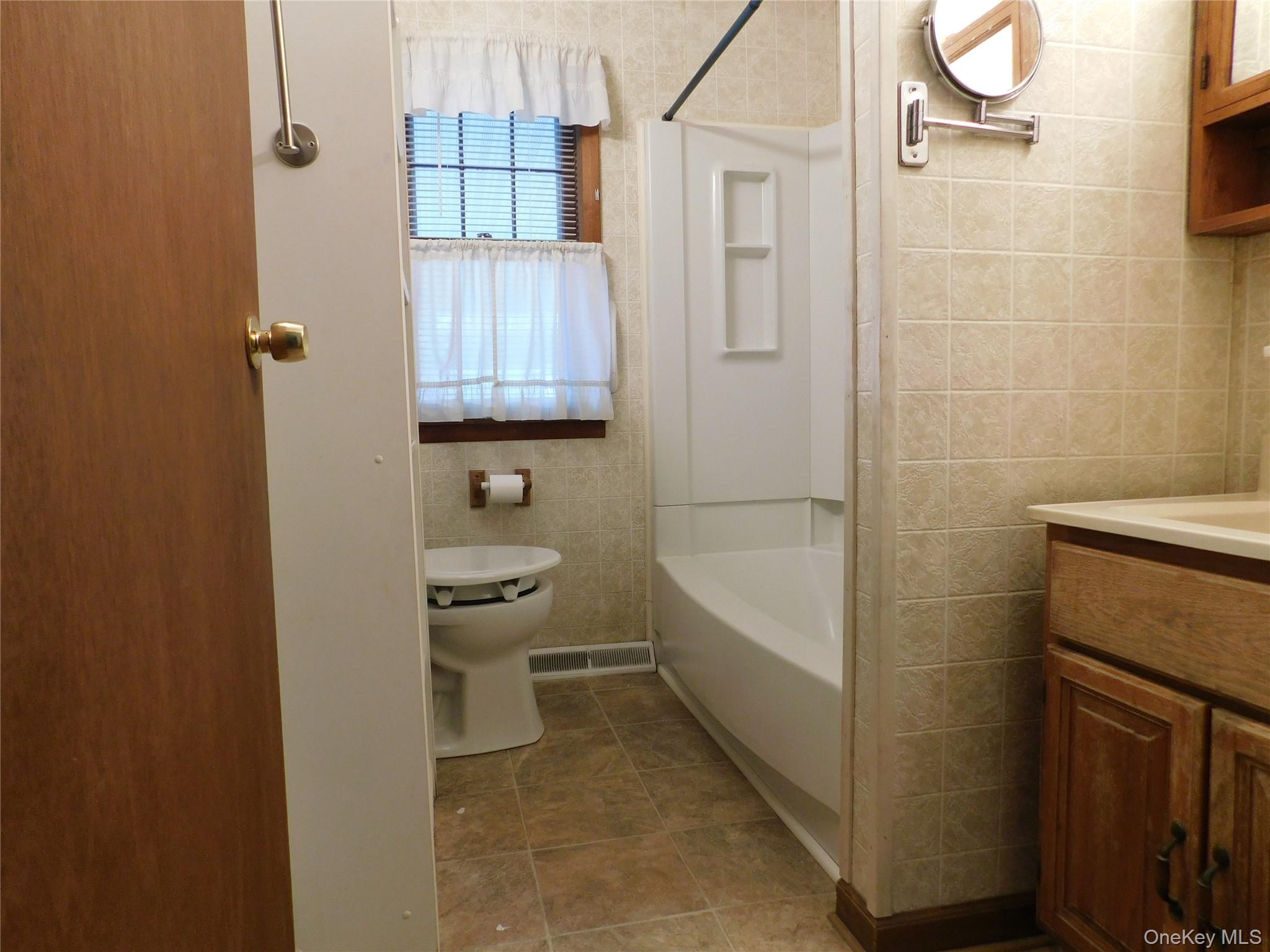 15 Dewitt St, Ellenville, NY 12428