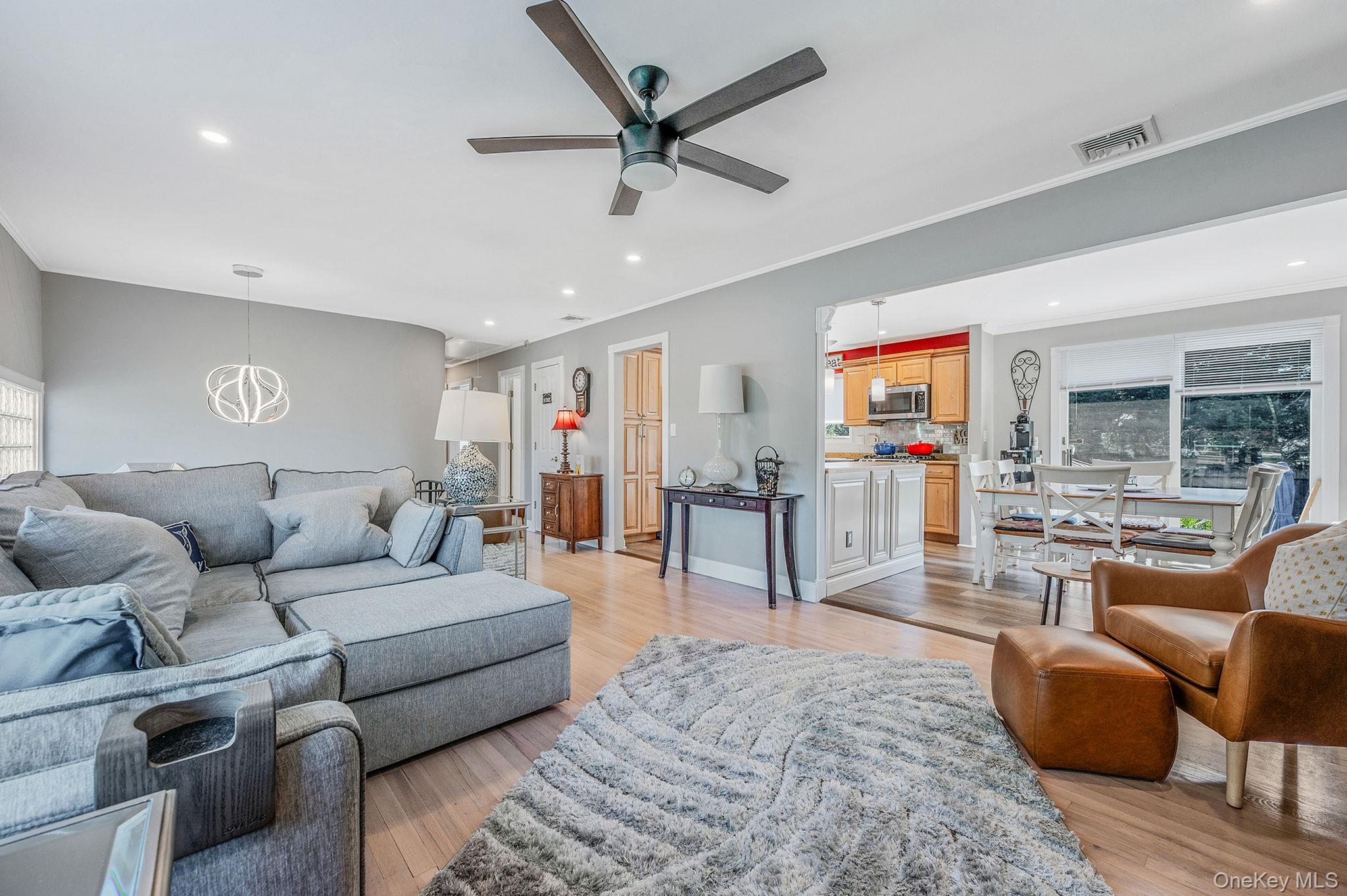 16 Dexter Lane, Kings Park, NY 11754