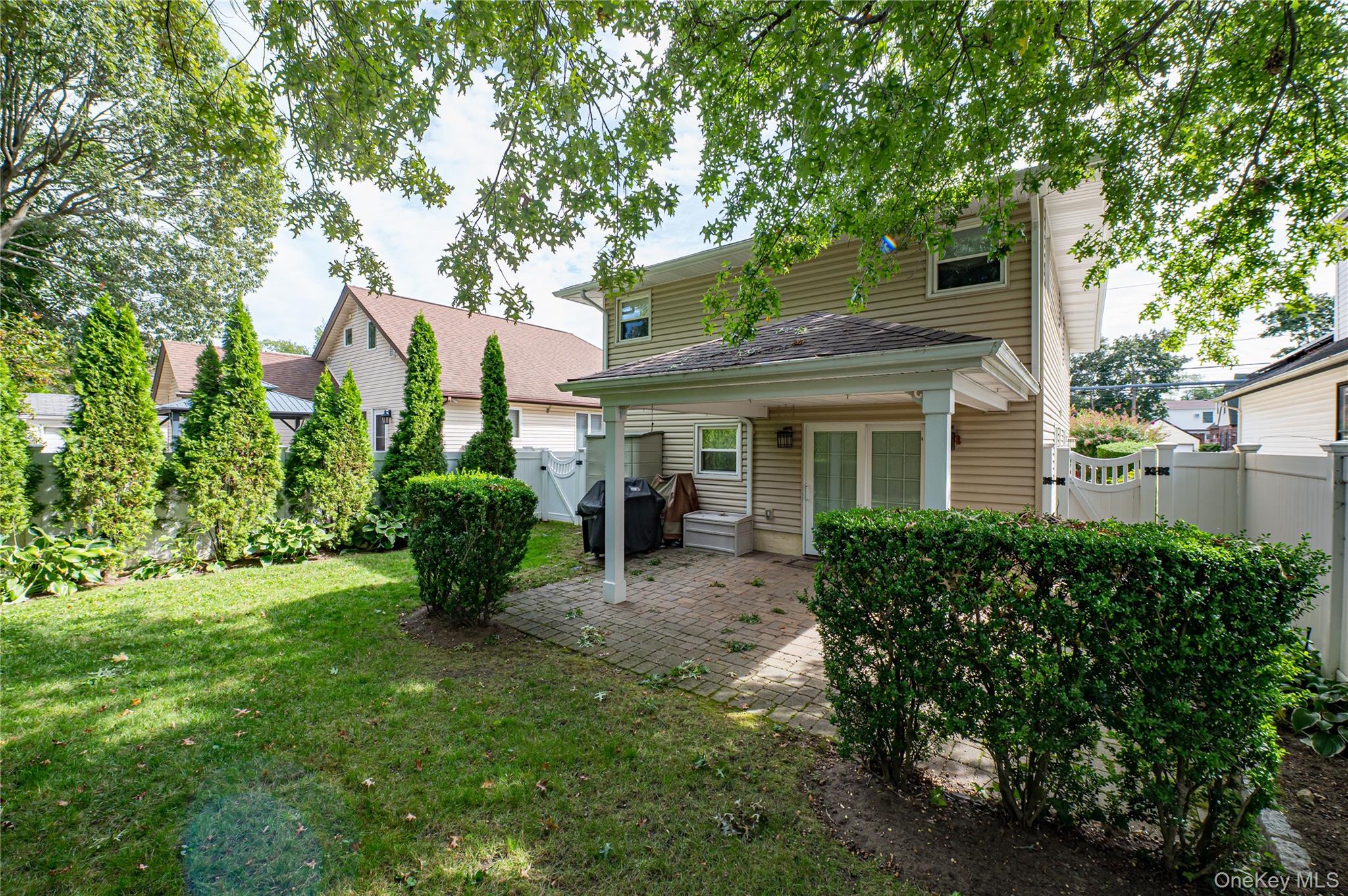 35 Roosevelt Avenue, Malverne, NY 11565