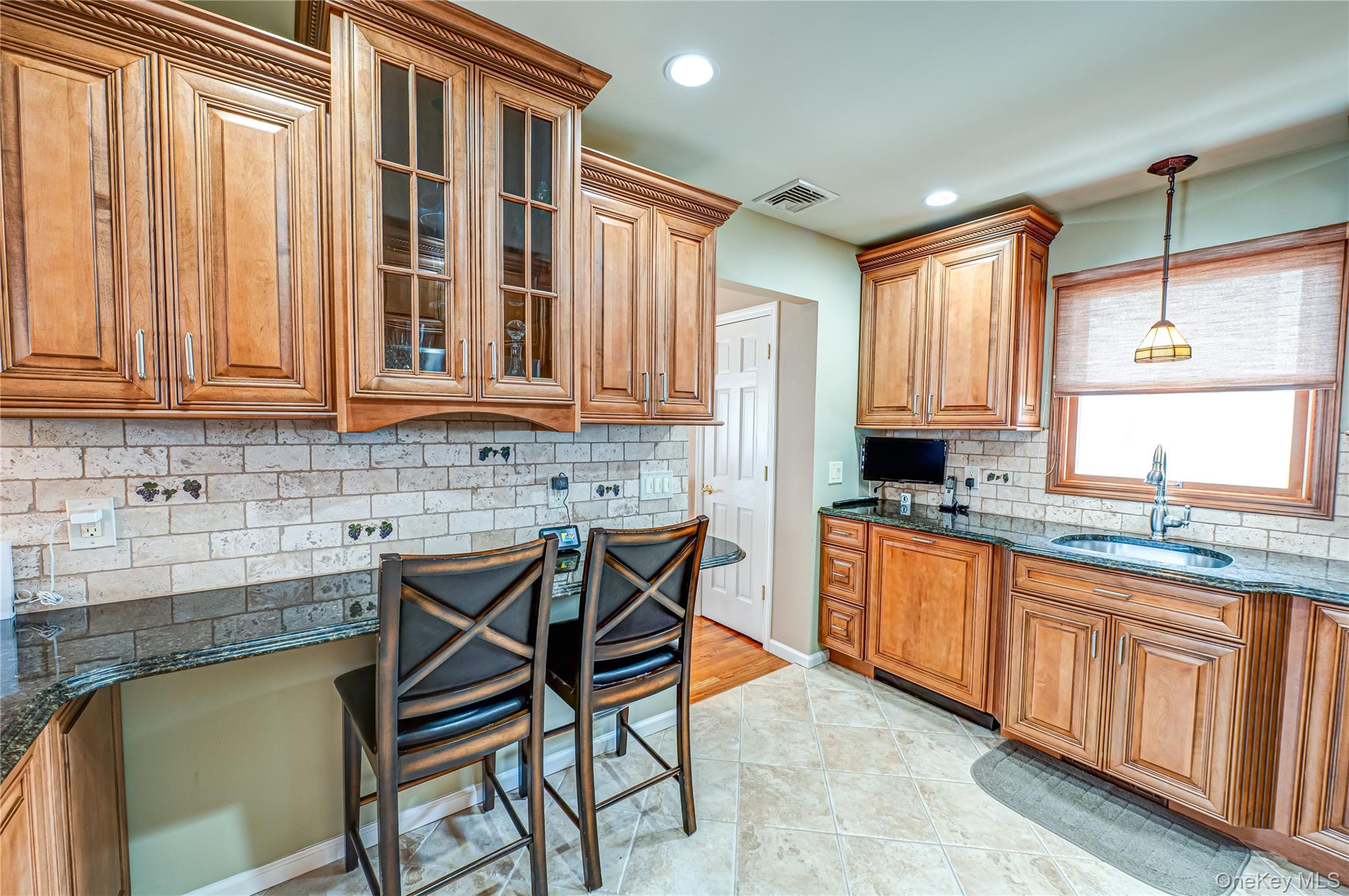 35 Roosevelt Avenue, Malverne, NY 11565