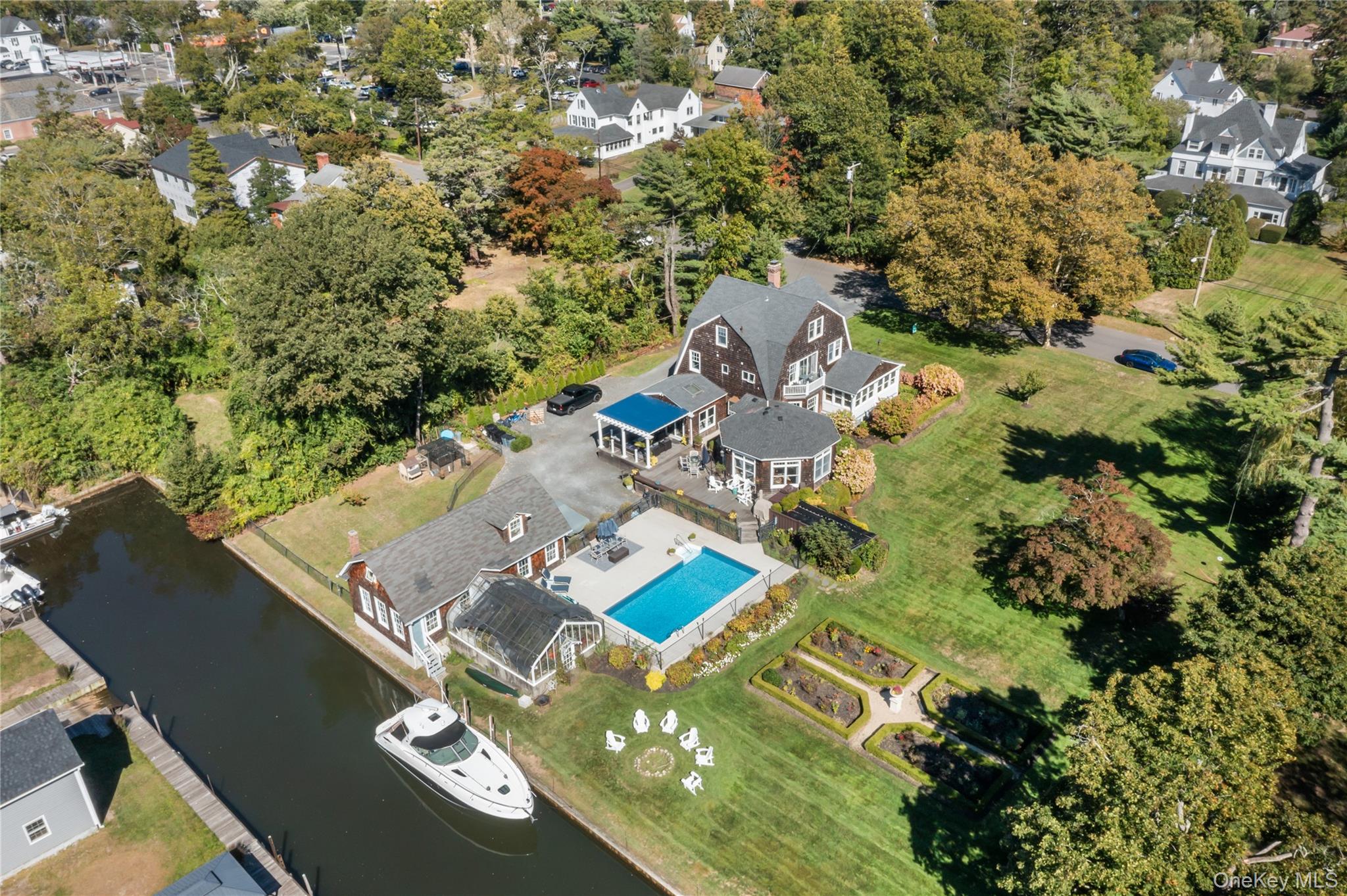 28 S Montgomery Avenue, Bay Shore, NY 11706