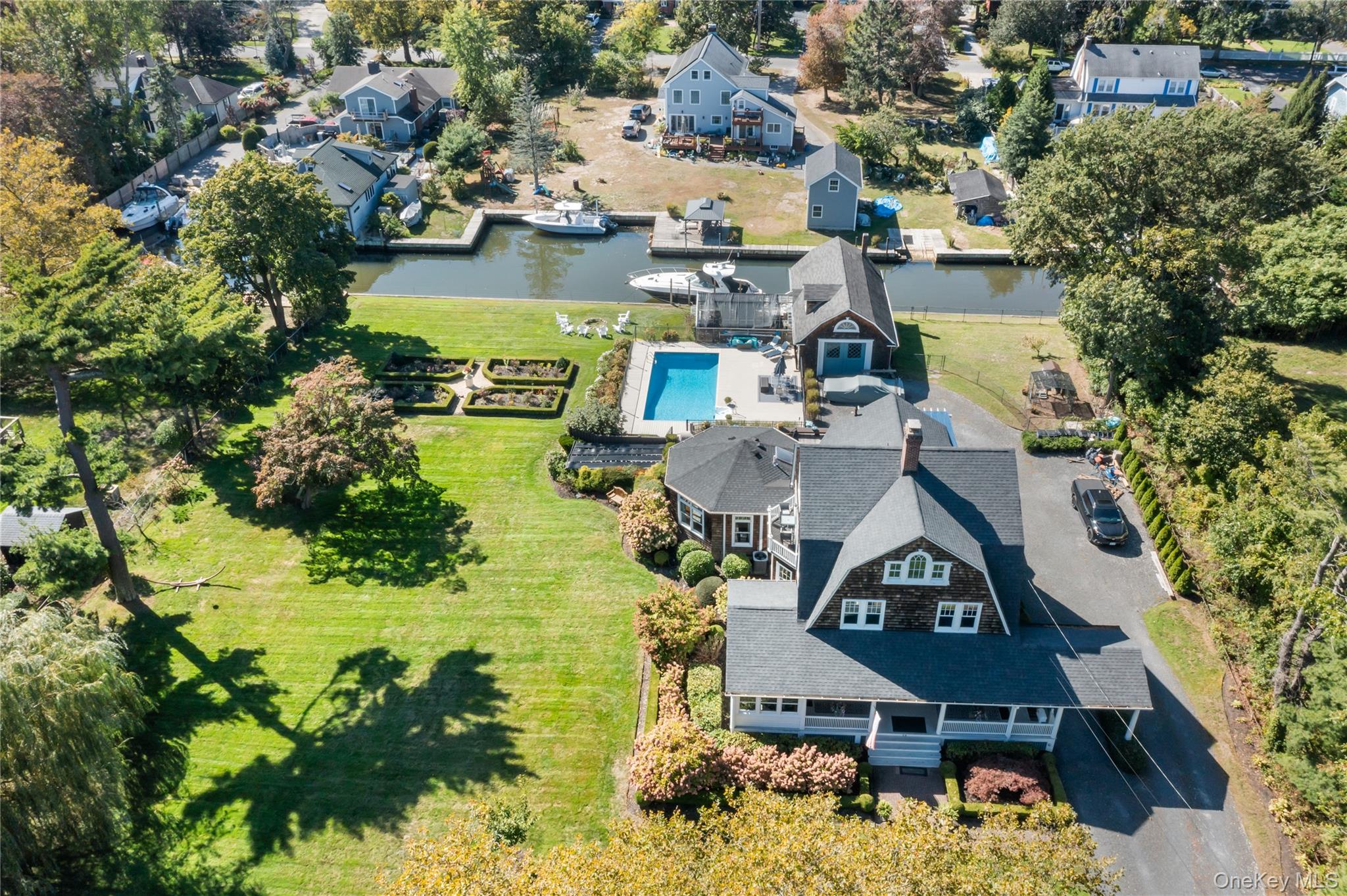 28 S Montgomery Avenue, Bay Shore, NY 11706