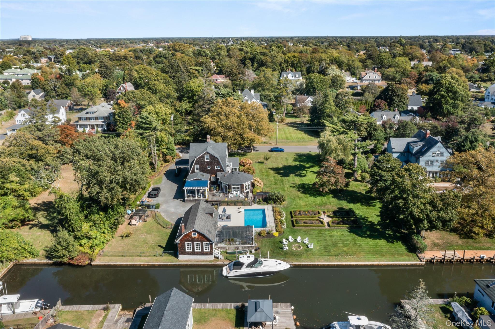 28 S Montgomery Avenue, Bay Shore, NY 11706