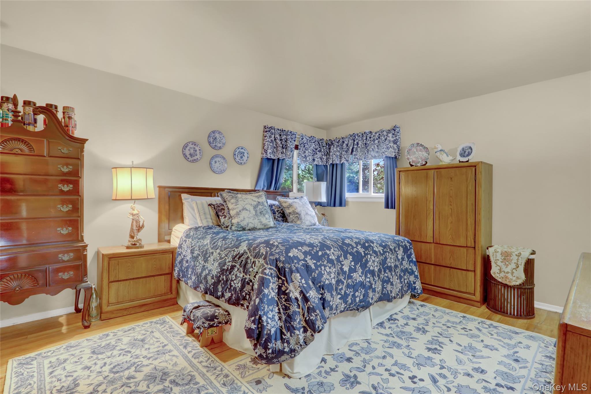 64 South Street, East Hills, NY 11577