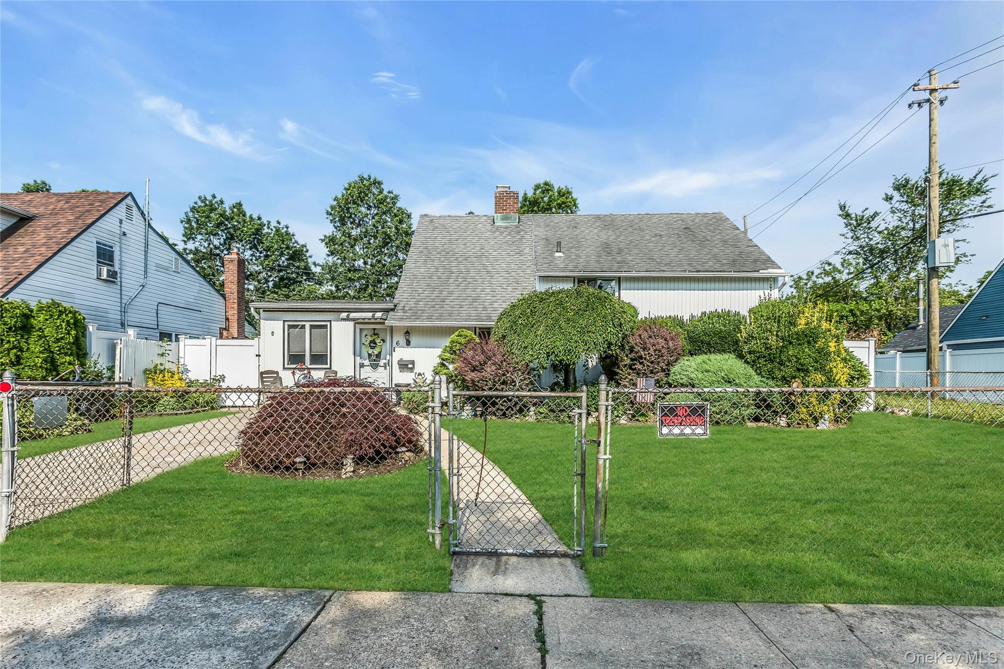 6 Pintail Lane, Levittown, NY 11756