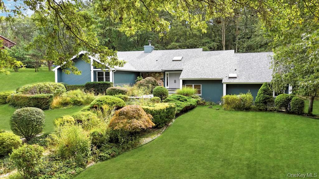 9 Brothers Court, Dix Hills, NY 11746