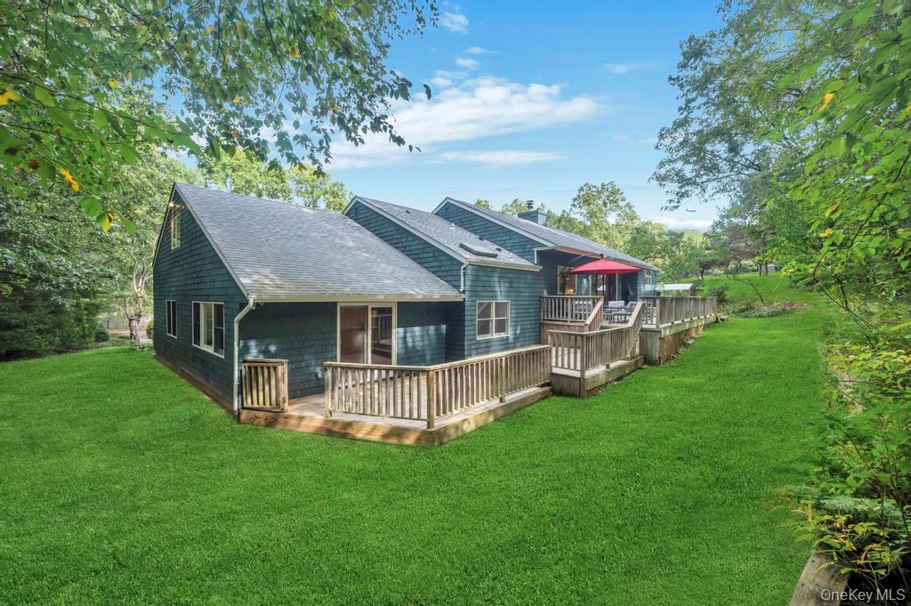 9 Brothers Court, Dix Hills, NY 11746