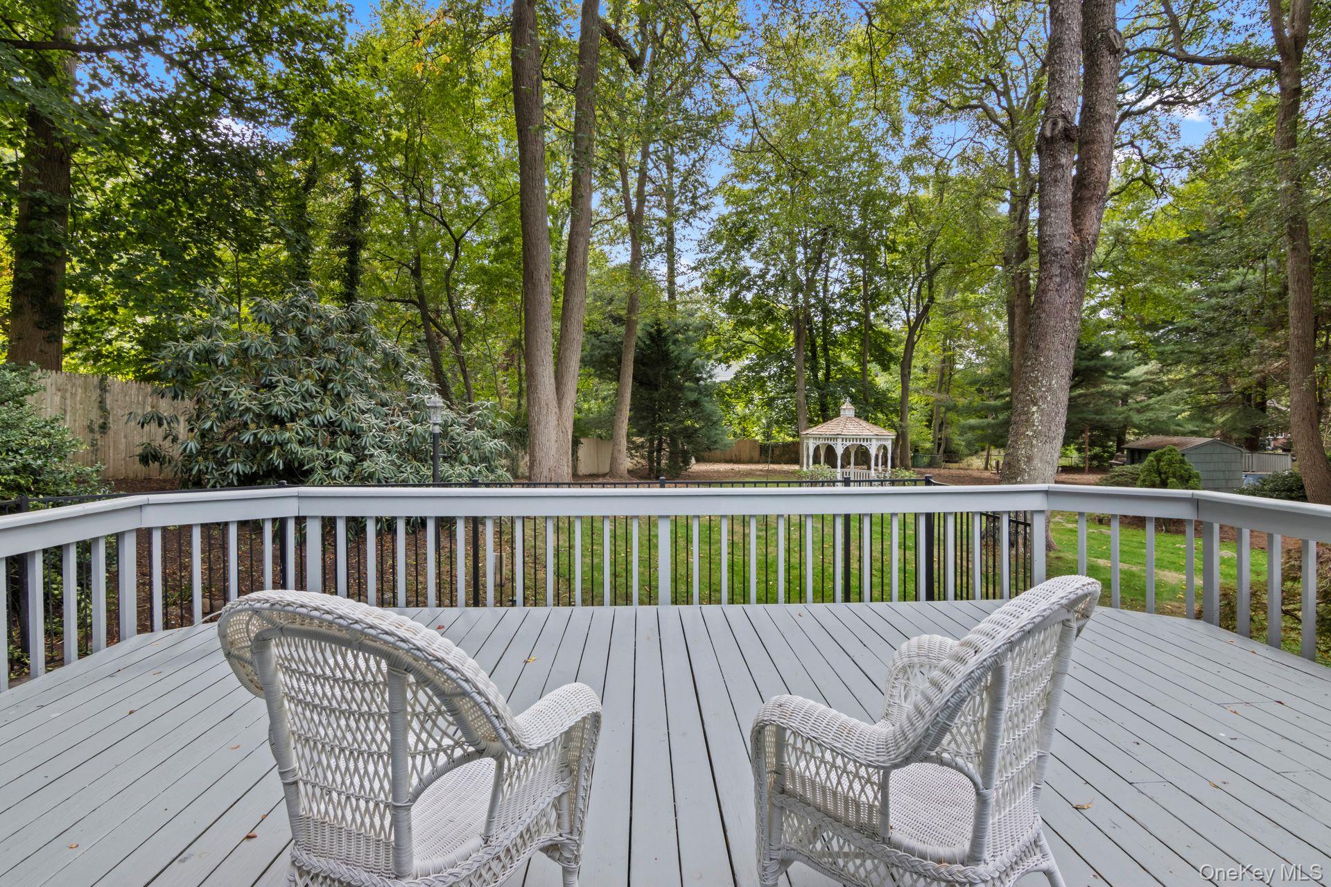 17 Bluebird Lane, Huntington, NY 11743