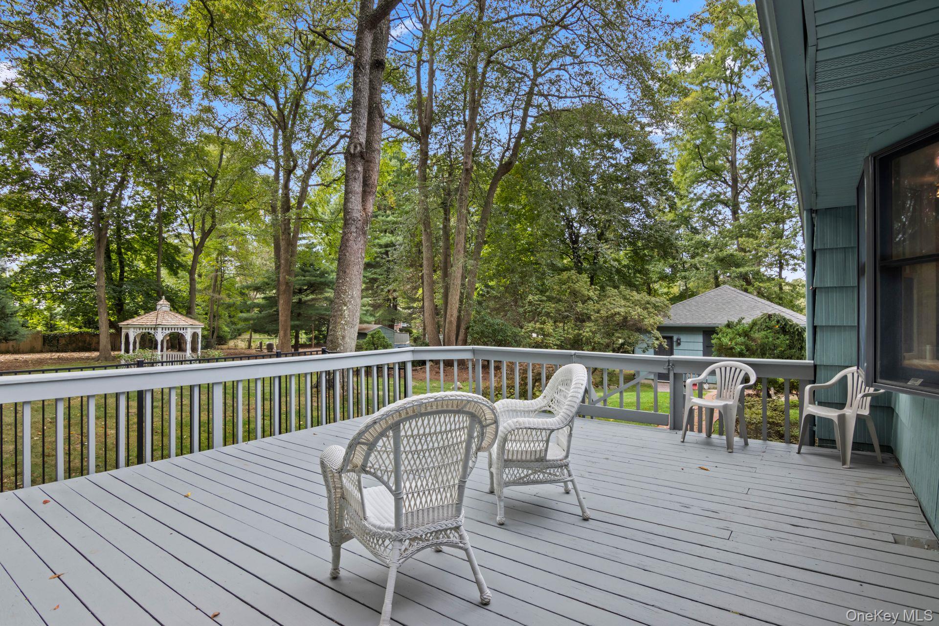 17 Bluebird Lane, Huntington, NY 11743