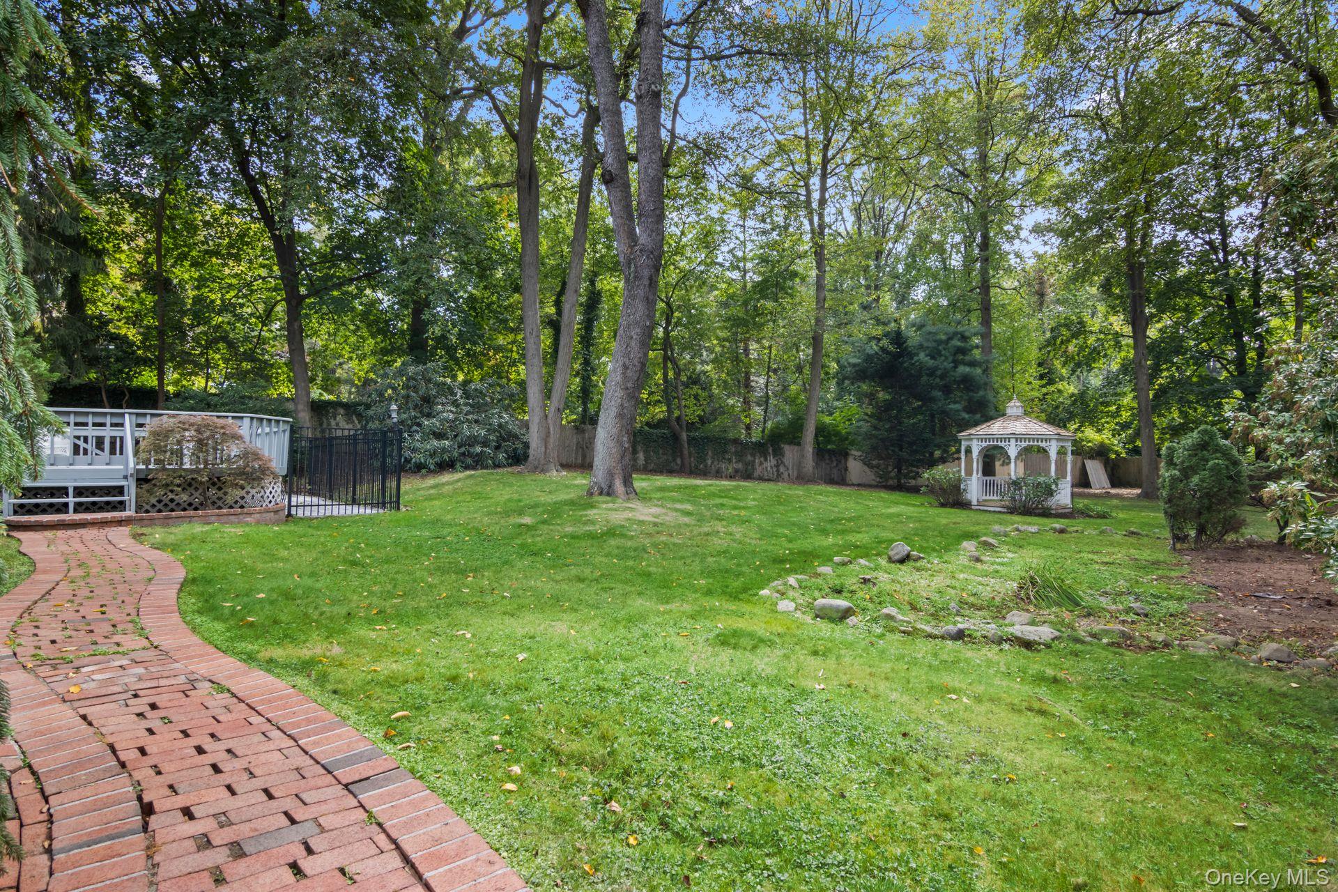 17 Bluebird Lane, Huntington, NY 11743