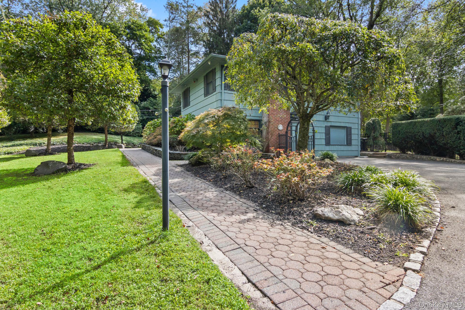 17 Bluebird Lane, Huntington, NY 11743