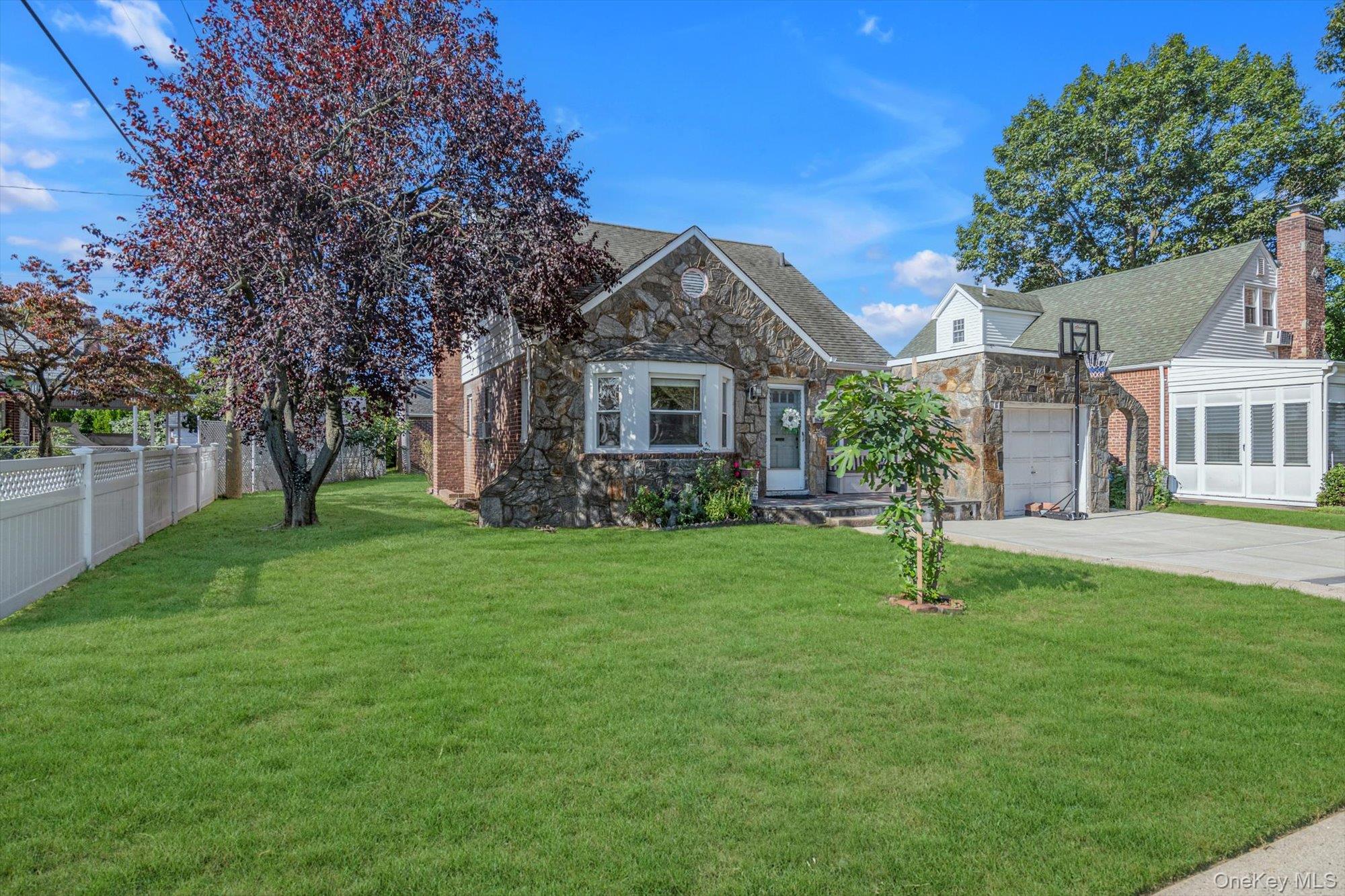 5 Avon Road, New Hyde Park, NY 11040