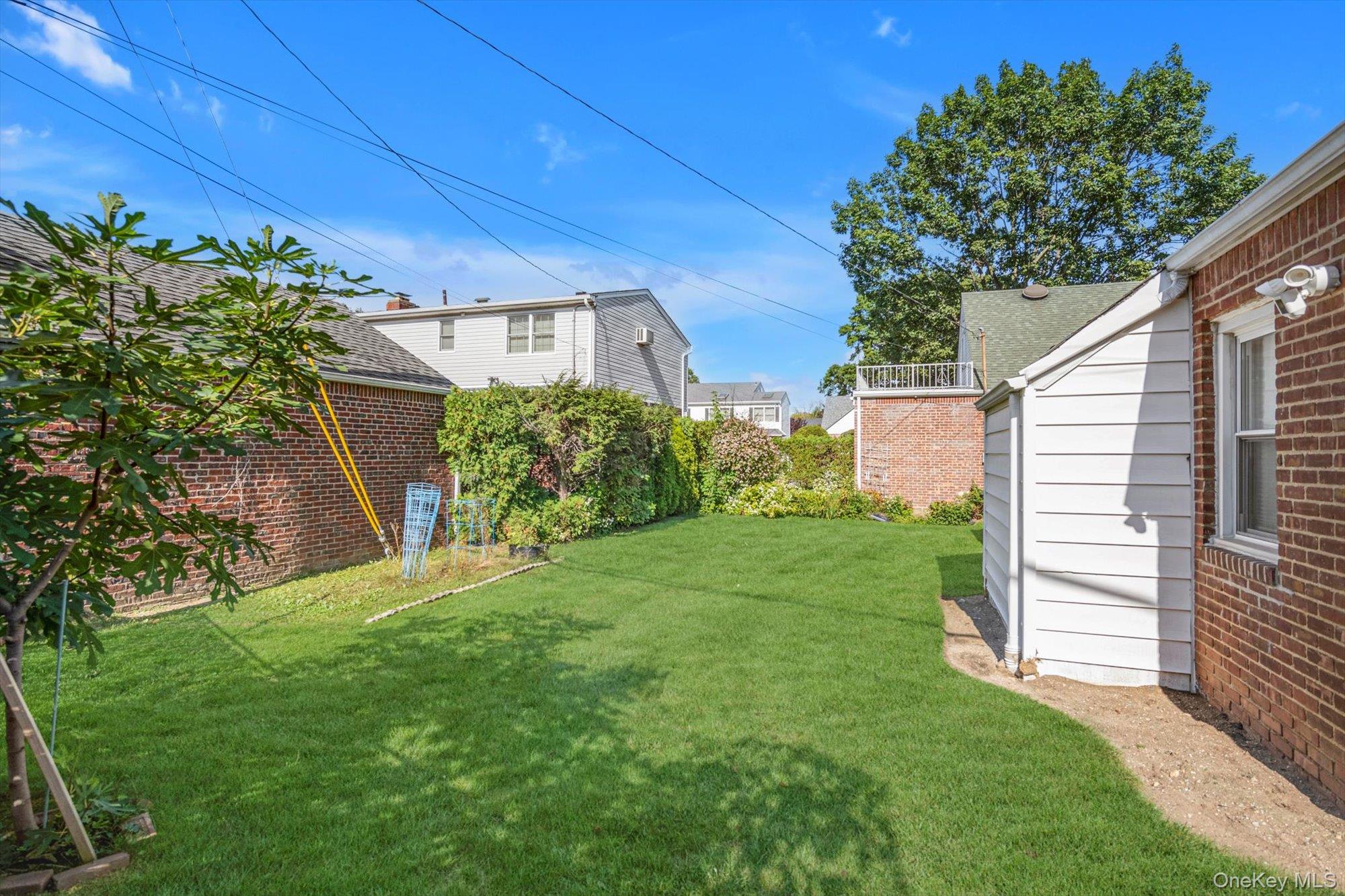 5 Avon Road, New Hyde Park, NY 11040