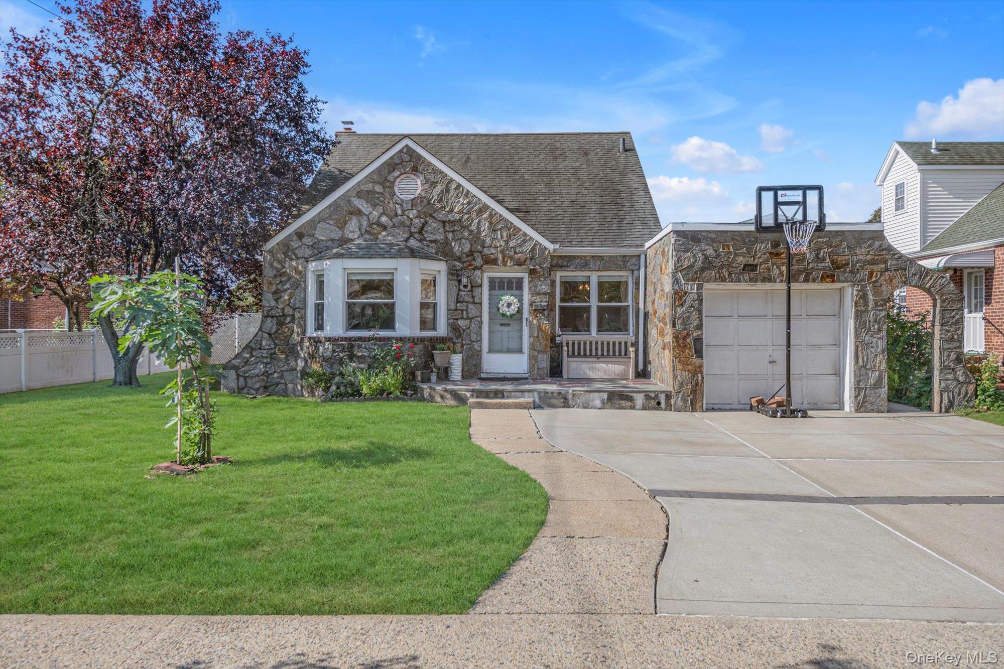 5 Avon Road, New Hyde Park, NY 11040