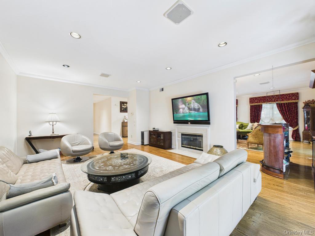 428 Toftree Court, Roslyn, NY 11576