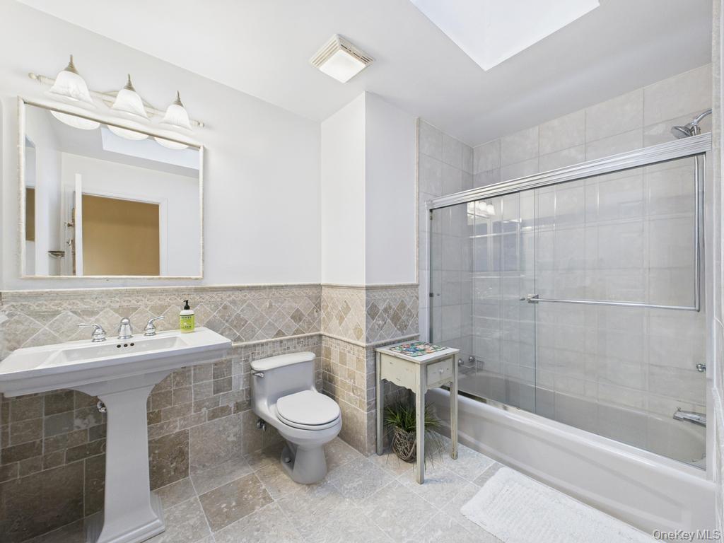 428 Toftree Court, Roslyn, NY 11576