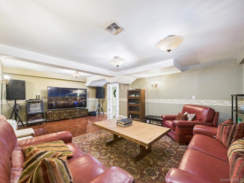 428 Toftree Court, Roslyn, NY 11576