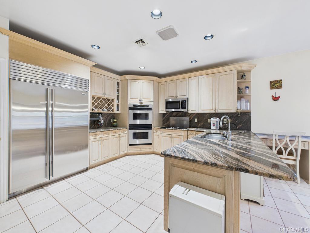 428 Toftree Court, Roslyn, NY 11576