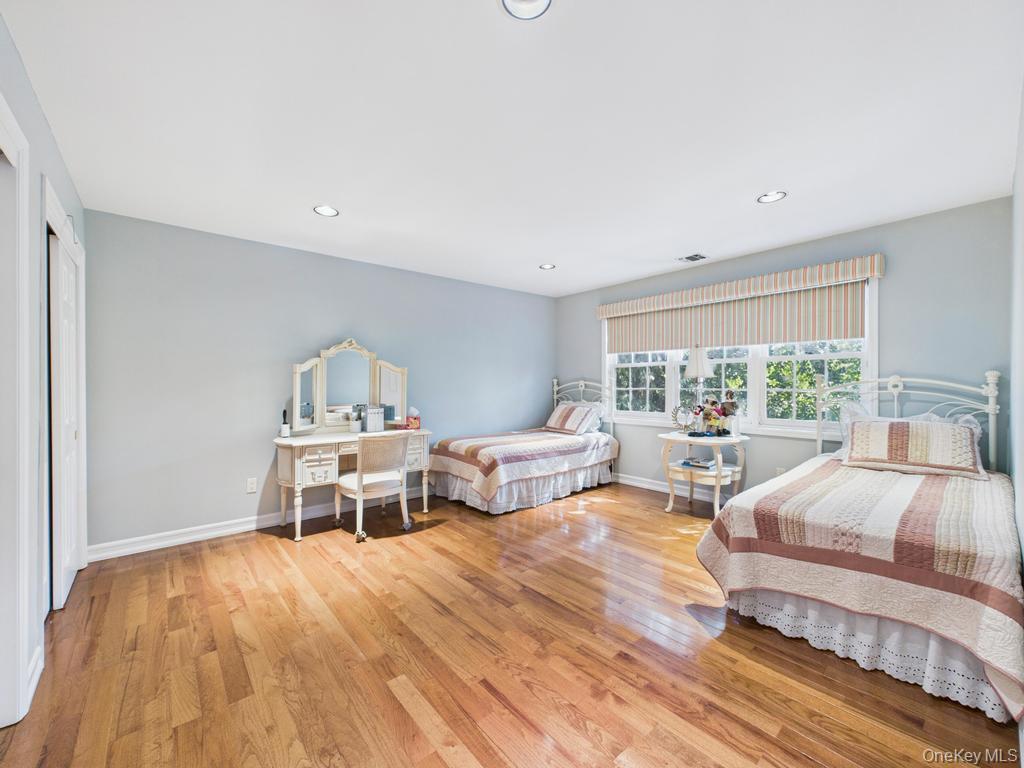 428 Toftree Court, Roslyn, NY 11576