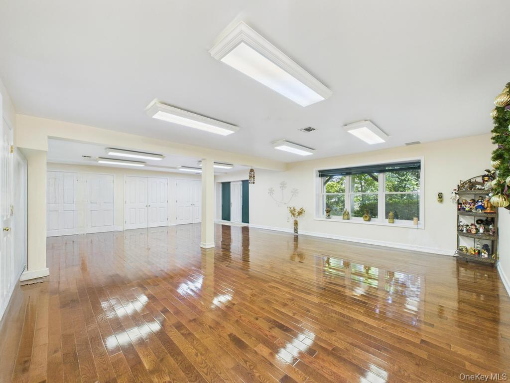 428 Toftree Court, Roslyn, NY 11576