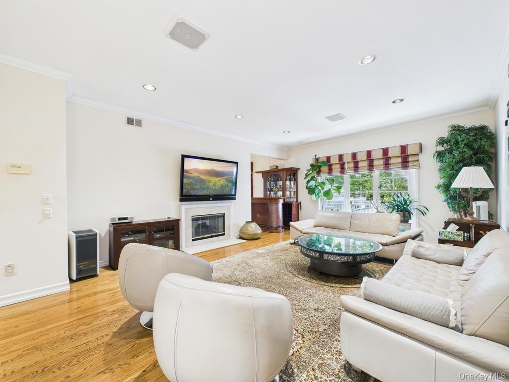 428 Toftree Court, Roslyn, NY 11576