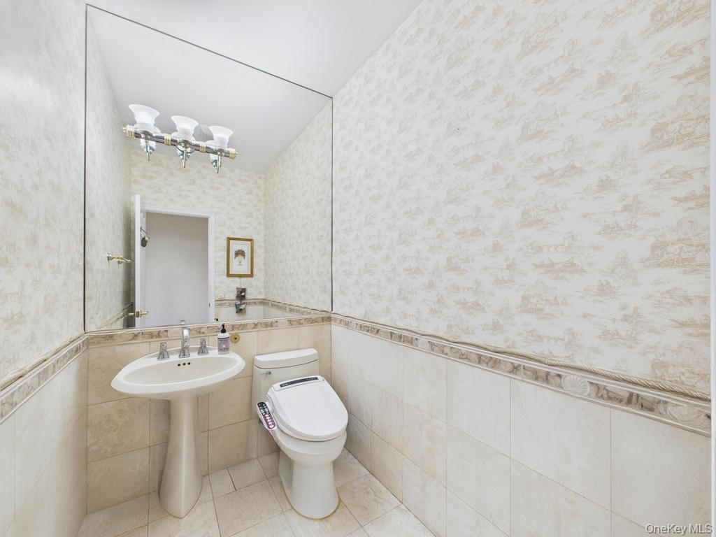 428 Toftree Court, Roslyn, NY 11576