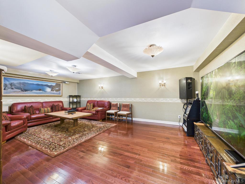 428 Toftree Court, Roslyn, NY 11576